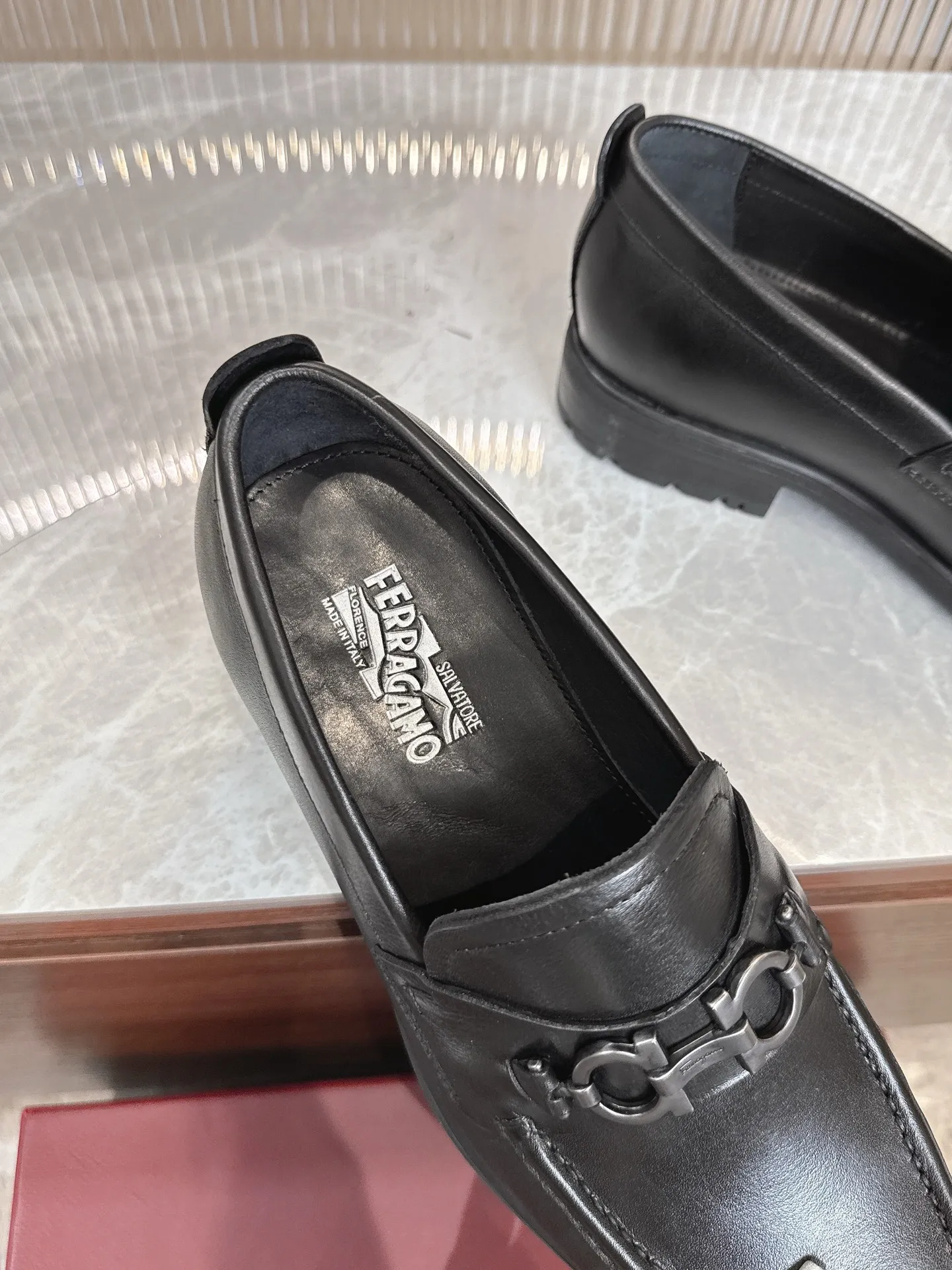 [Ferragam] Top P: 960💰 Size: 39-44 (38. 45.46 can be customized) Ferragamo men's boutique loafers, top quality, imported cowhide upper, water-dyed cowhide lining, original outsole.